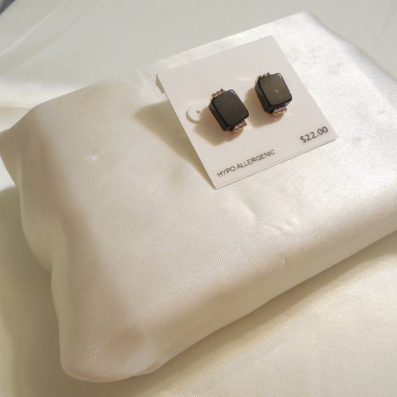 Department Store Gold Tone Black Square Earrings - Picture 2 of 5